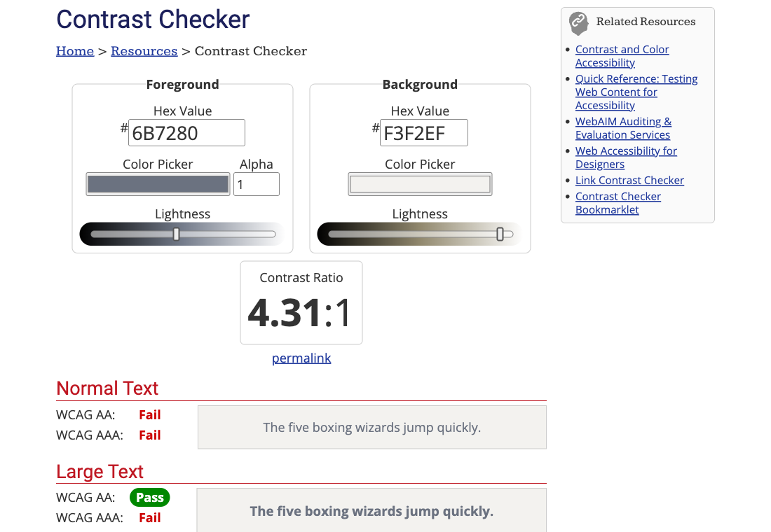 WebAIM Contrast Checker。文字 #6B7280、背景 #F3F2EF でコントラスト比 4.31:1。通常の文字は WCAG AA も AAA も Fail、大きい文字は AA が Pass