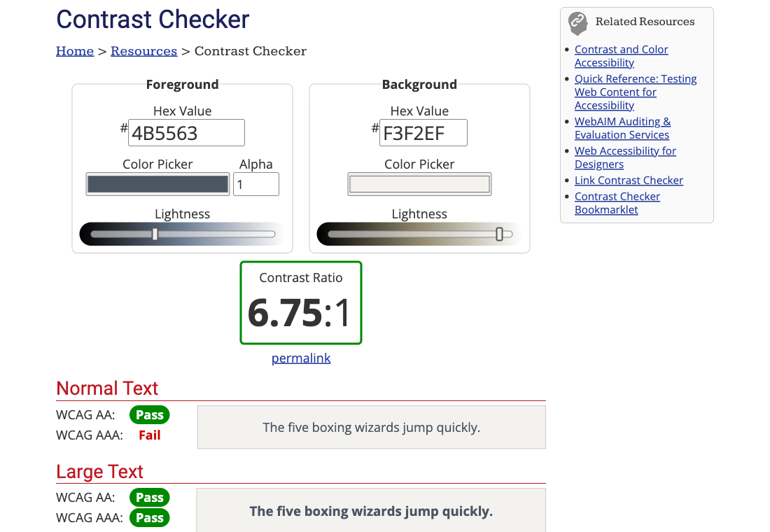WebAIM Contrast Checker。文字 #4B5563、背景 #F3F2EF でコントラスト比 6.75:1。通常の文字は WCAG AA が Pass、AAA は Fail